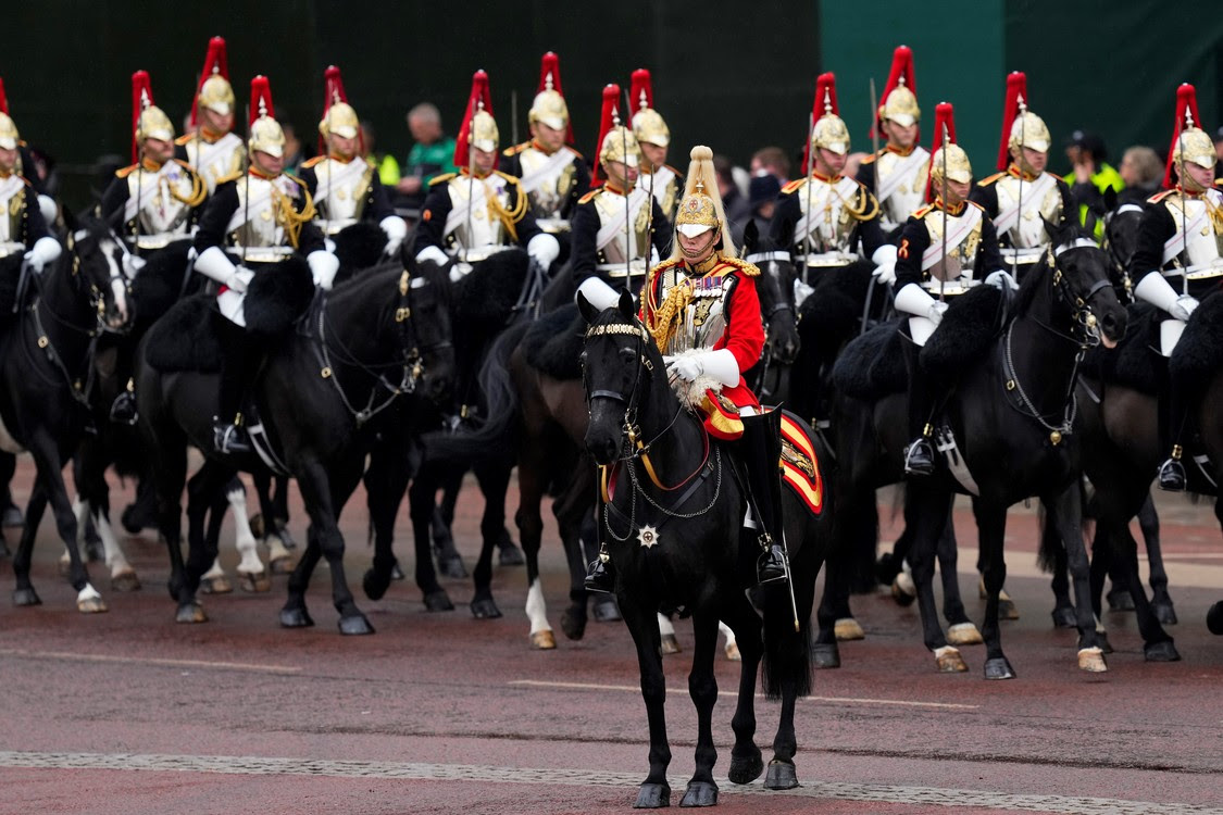 Binh mã cưỡi ngựa đi qua Cung điện Buckingham trước lễ đăng quang.  (Ảnh AP/Petr David Josek)