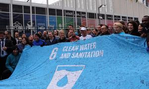 Mina Guli (en el centro, con gorra blanca) en la sede de la ONU en Nueva York, al término de su 200ª carrera de maratón, concienciando sobre la necesidad de agua limpia y saneamiento para todos.
