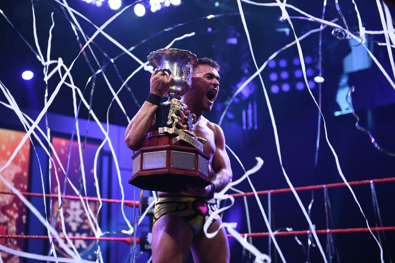 Imagen que contiene hombre, etapa, sostener, parado Descripción generada automáticamente