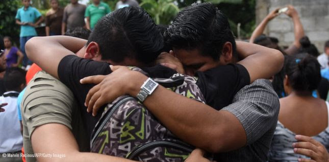 Parientes y amigos de Marvin López, que recibió un disparo durante los enfrentamientos con la policÃa antidisturbios y miembros de la juventud sandinista, asisten a su funeral en Masaya © Marvin Recinos/AFP/Getty Images