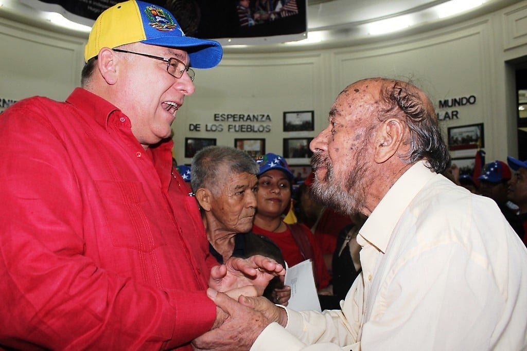 El Embajador Molero recibió a los manifestantes. En la gráfica saluda al líder histórico Genaro Ledezma, del FOCEP