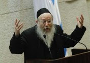 Deputy Minister of Health Yaakov Litzman addressing the Knesset.