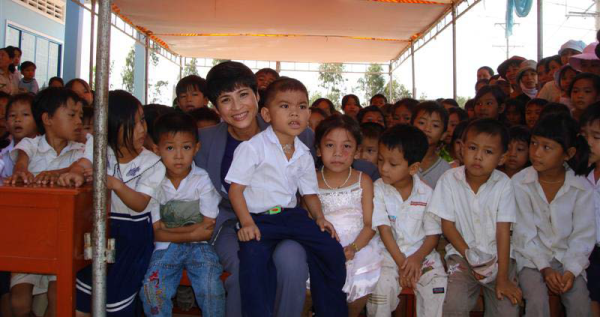 Bà Loan chụp hình cùng các em nhỏ trong ngày hoàn thành ngôi trường tiểu học tại Việt Nam.