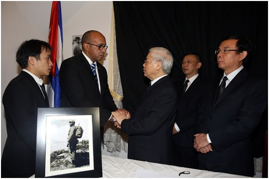 Ông Nguyễn Phú Trọng đến chia buồn với nhân viên Tòa Đại sứ Cuba tại Hà Nội. Ảnh: TTXVN