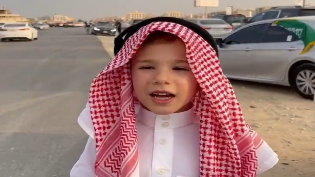 شاهد عفوية طفل أرجنتيني يرتدي الزي الرسمي السعودي ويحتفل باليوم الوطني الـ 92
