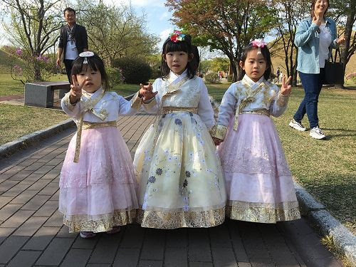 Korean children in hanbok dress 
