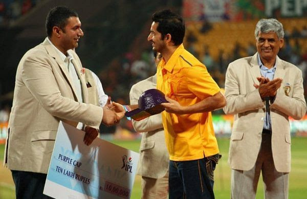 Mohit Sharma receiving his purple cap award during the award ceremony of IPL 2014.