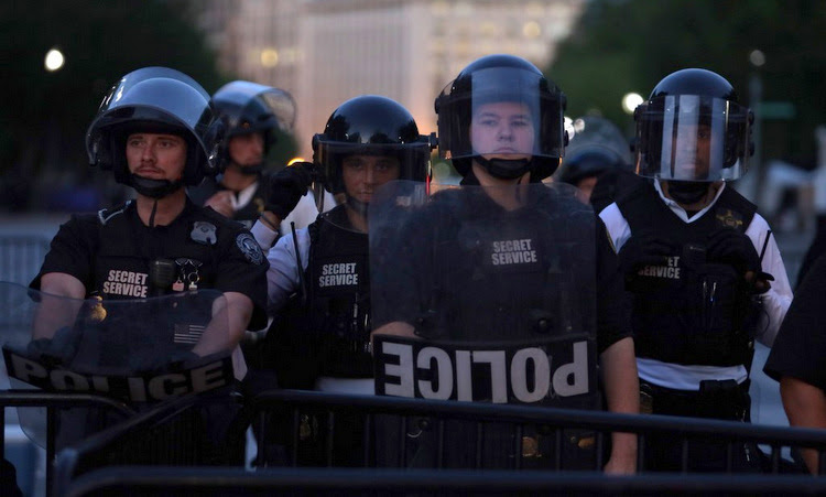Đặc vụ Mỹ tại một chốt bảo vệ bên ngoài Nhà Trắng hôm 31/5. Ảnh: AFP.