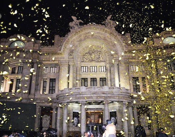 Miles de mariposas invadieron la explanada del recinto cultural y tiñeron de color amarillo la despedida del Premio Nobel de Literatura. Foto: Fernando Rubio/ El Universal