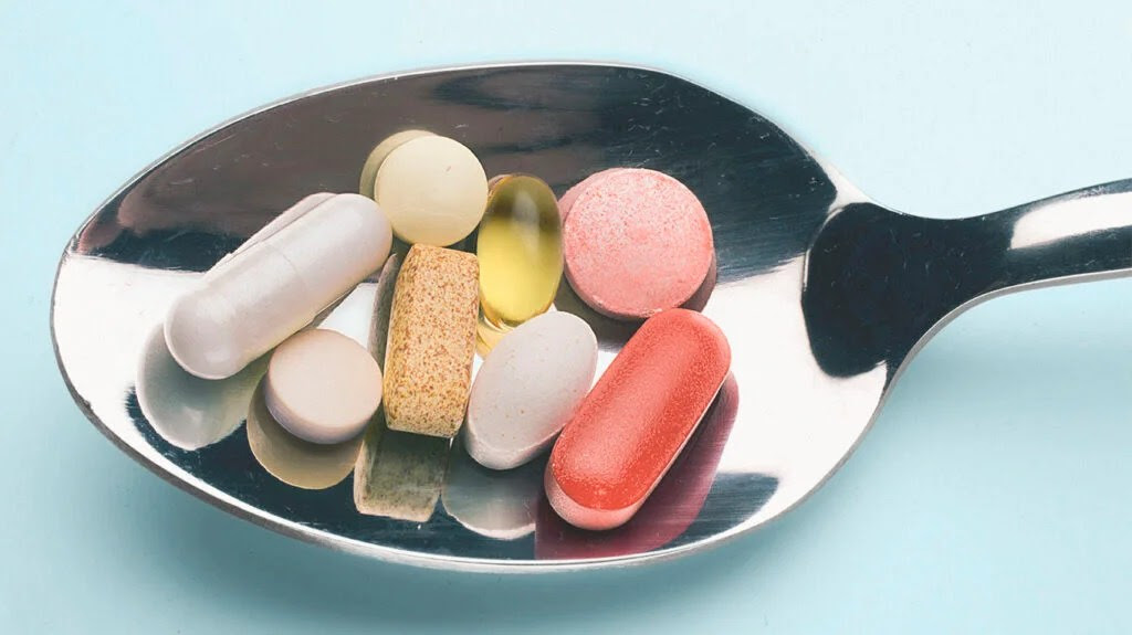 An image of supplements and vitamins for Crohn's disease.