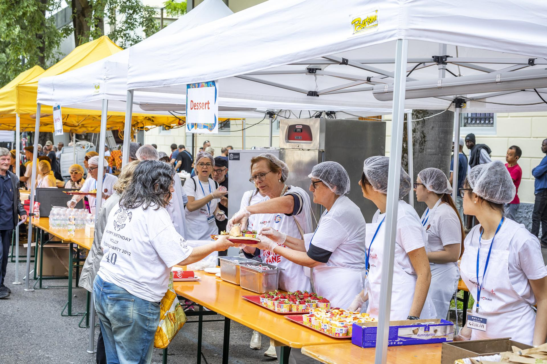 Volontarie servono il pranzo alla festa di S. Antonio