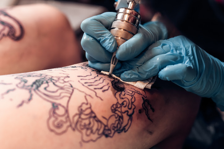 imagen de una persona haciendo un tatuaje