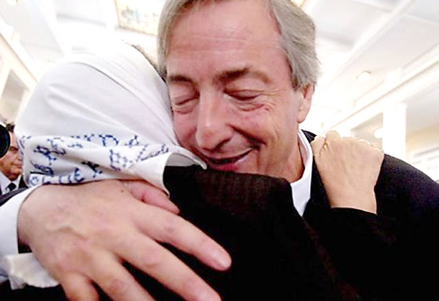 El ex presidente Néstor Kirchner abraza a Hebe Bonafini - Foto: Presidencia