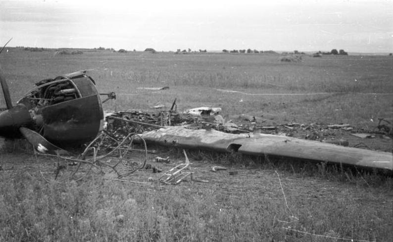 File:Bundesarchiv B 145 Bild-F016202-19A, Abgestürztes Flugzeug.jpg