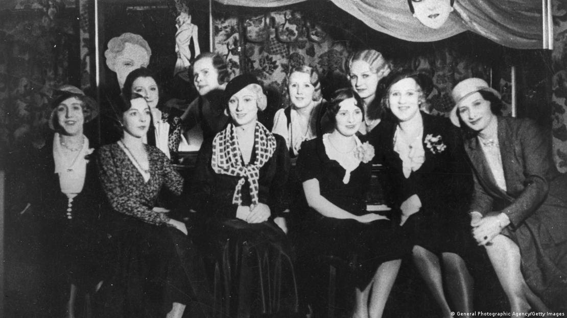 Frequentadoras do Cabaré Eldorado do Berlim por volta de 1930, entre as quais quatro travestis