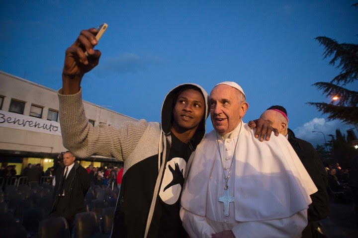 "Las imprevistas dimisiones de Greg Burke y Paloma García Ovejero de la dirección de la sala de prensa vaticana signan una pérdida de poder de la Secretaría de Estado a favor del ”inner circle” del papa Francisco" (AFP).