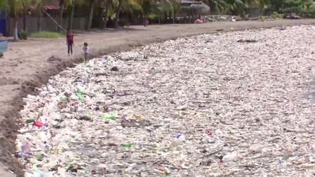 VIDEO: Un 'tunami' de toneladas de basura inunda las playas de Honduras