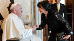 Emilce Cuda en audiencia con el Santo Padre el 13 de mayo de 2022. (Vatican Media)