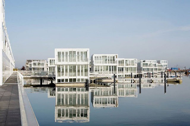 photo 4 15572187636111149983195 Ngạc nhiên với hàng trăm ngôi nhà xinh đẹp được xây nổi trên mặt nước tại Amsterdam