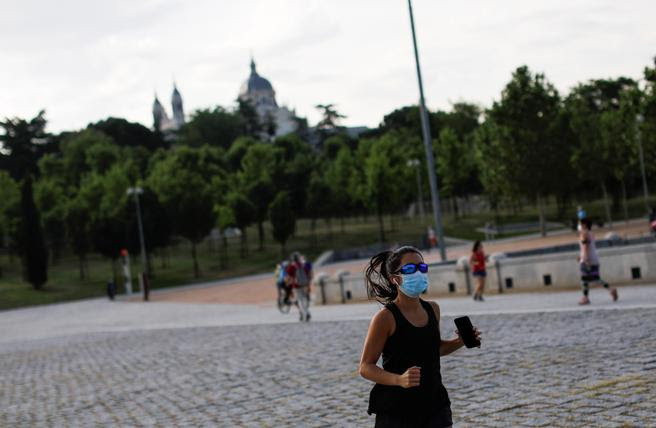 Varias personas hacen deporte en Madrid Río este lunes, primera jornada del paso a la fase 1 de Madrid que supone la reapertura de casi una veintena de zonas verdes de la capital