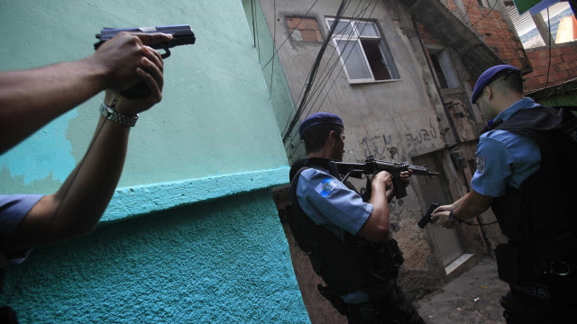 Governo do Rio terá que justificar operações policiais na pandemia