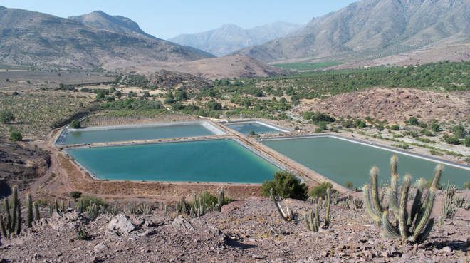 Piscinas de las empresas agrícolas en medio de la sequía por la producción del aguacate en Chile