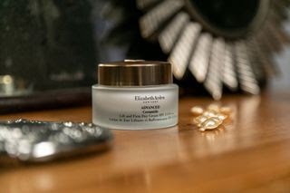 La fórmula de la nueva línea Advanced Ceramide Lift  Firm le permite ofrecer unos resultados claramente visibles en poco...