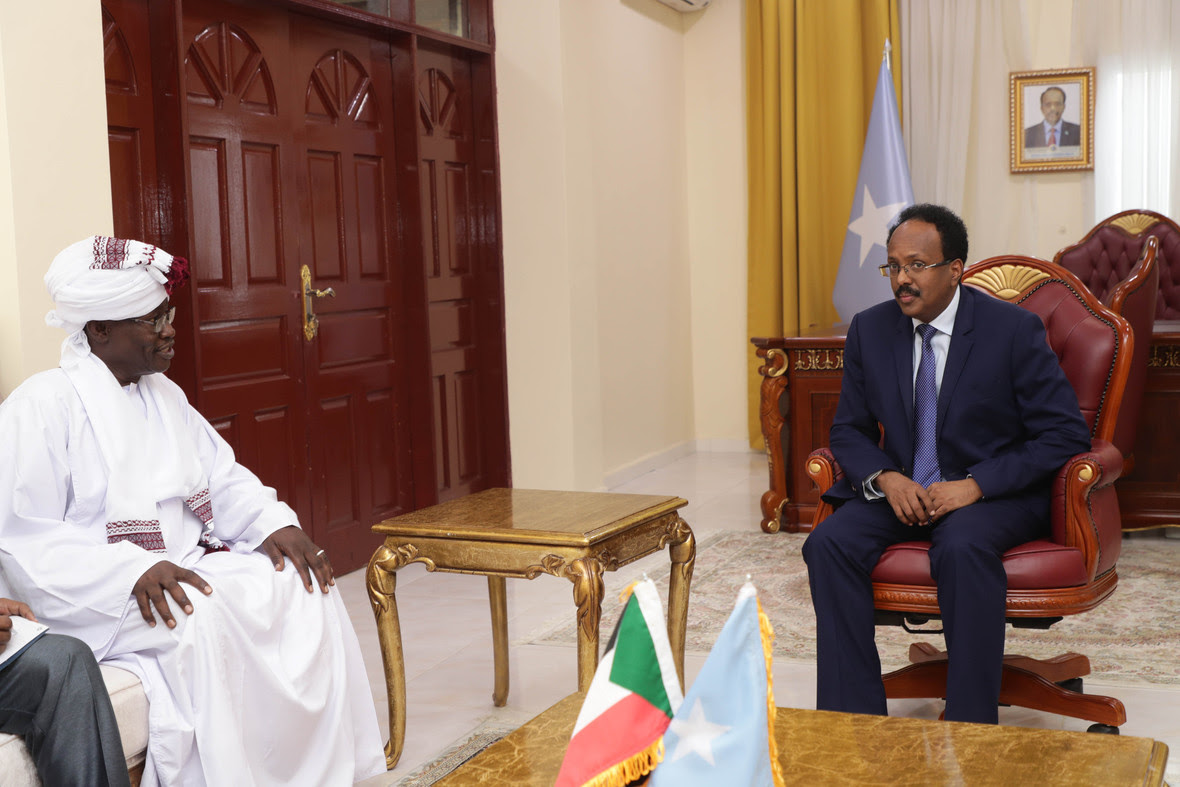 Madaxweyne Farmaajo oo warqadaha ka gudoomay safiirka cusub ee SUUDAAN Cali Ducale-8