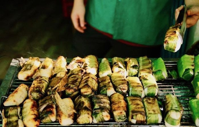 Chuối nếp nướng được kênh CNN miêu tả là “giòn, nóng hổi và thơm”, thưởng thức ngon nhất với nước sốt kem dừa ngọt nhẹ và đậu phộng (lạc) rang. Báo Mỹ CNN nhấn mạnh “đây là món nhất định phải thử khi đến Việt Nam”.