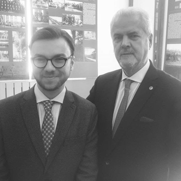 Stefan Daniel Tutuianu si Prim-ministrul Adrian Nastase.jpg