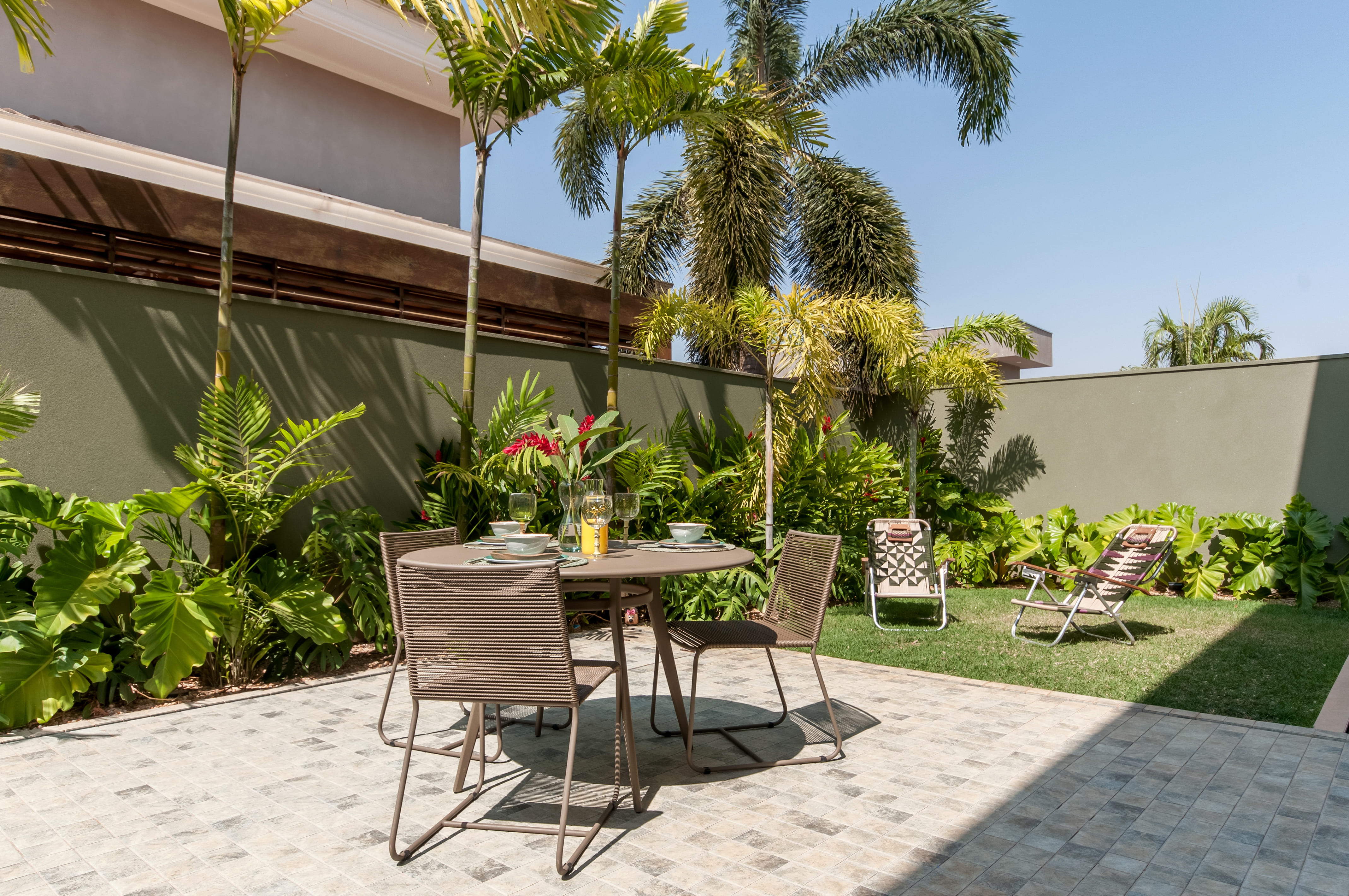 Em áreas de lazer com piscina, o paisagismo com diversidade de espécies torna a conexão das pessoas com a natureza ainda mais acessível | Projeto Paiva e Passarini Arquitetura | Foto: Xavier Neto