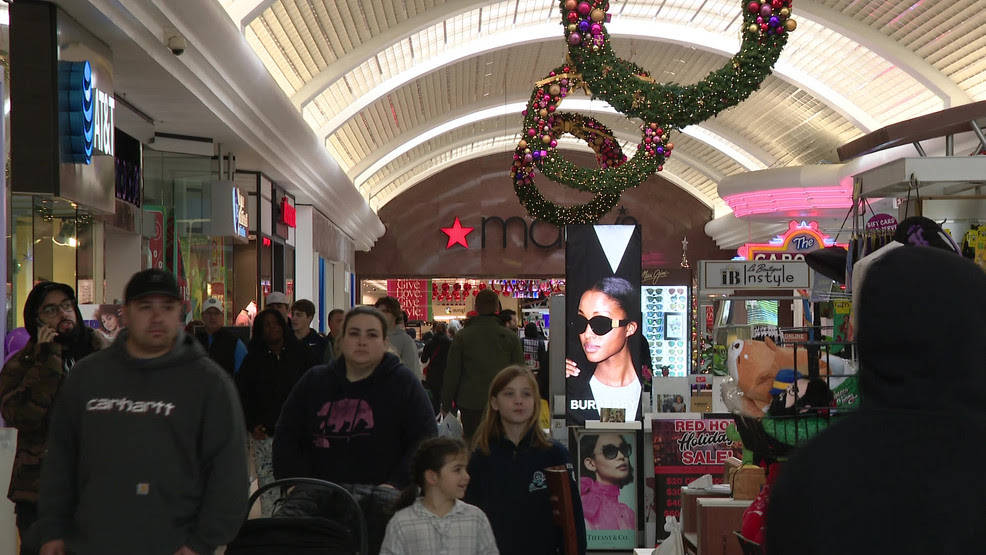  Last-minute Christmas shoppers pack stores in Rhode Island, Massachusetts