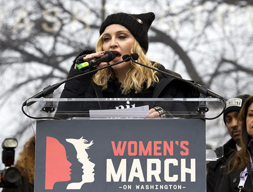 Madonna phát biểu tại  cuộc Tuần hành Chị em phản đối ông Trump hôm 21/1 ở Washington. Ảnh: AP