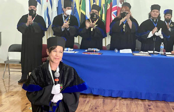 33782005574b23f5a3acd97dd01b0e40141b36c447990db64de6e47c0038eeb7 - María Trusa recibe Reconocimiento Honoris Causa en México