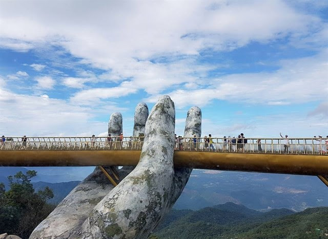 Ngắm tiên cảnh từ cây cầu vàng được nâng đỡ bởi đôi bàn tay khổng lồ siêu ấn tượng ở Đà Nẵng - Ảnh 7. Ngắm tiên cảnh từ cây cầu vàng được nâng đỡ bởi đôi bàn tay khổng lồ siêu ấn tượng ở Đà Nẵng - Ảnh 7.