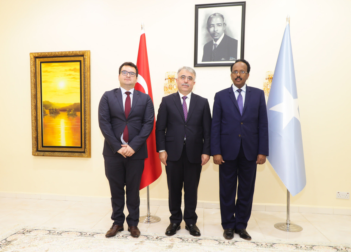 Madaxweyne Farmaajo oo warqadaha ka gudoomay safiirka cusub ee TURKEY Cali Ducale-3