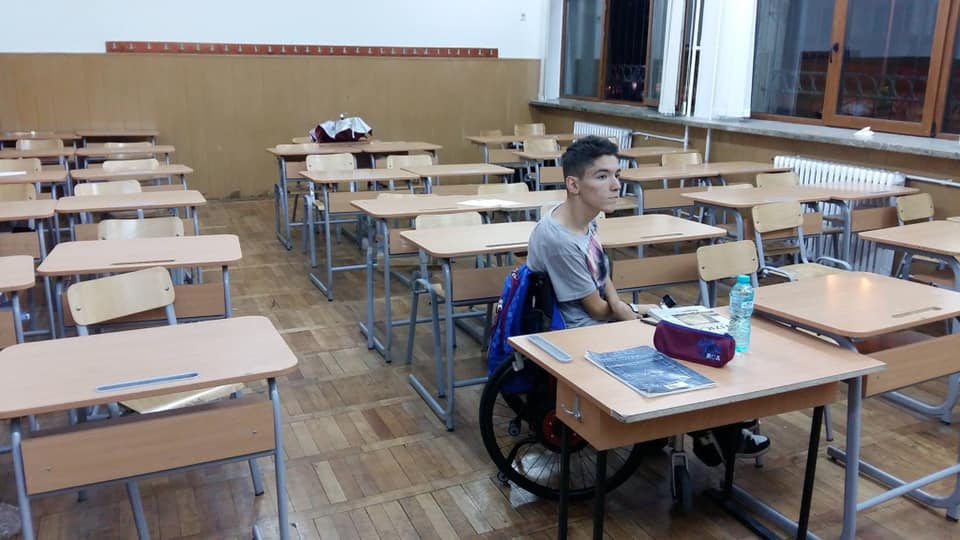 Ştefan Stoain sitter alene i et klasserom