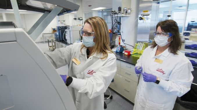 Nesta foto de maio de 2020 fornecida pela Eli Lilly, os pesquisadores preparam células de mamíferos para produzir possíveis anticorpos COVID-19 para testes em um laboratório em Indianápolis.