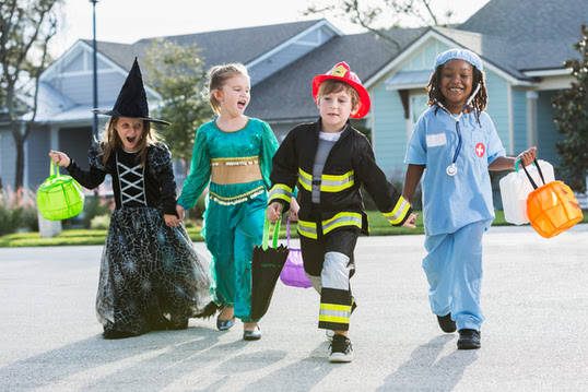 Niños disfrazados celebran la noche de brujas