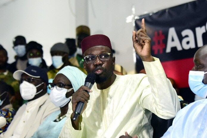 Ousmane Sonko, le 8 mars, s'adresse aux médias après sa libération, au siège de son parti, à Dakar. | Seyllou / AFP