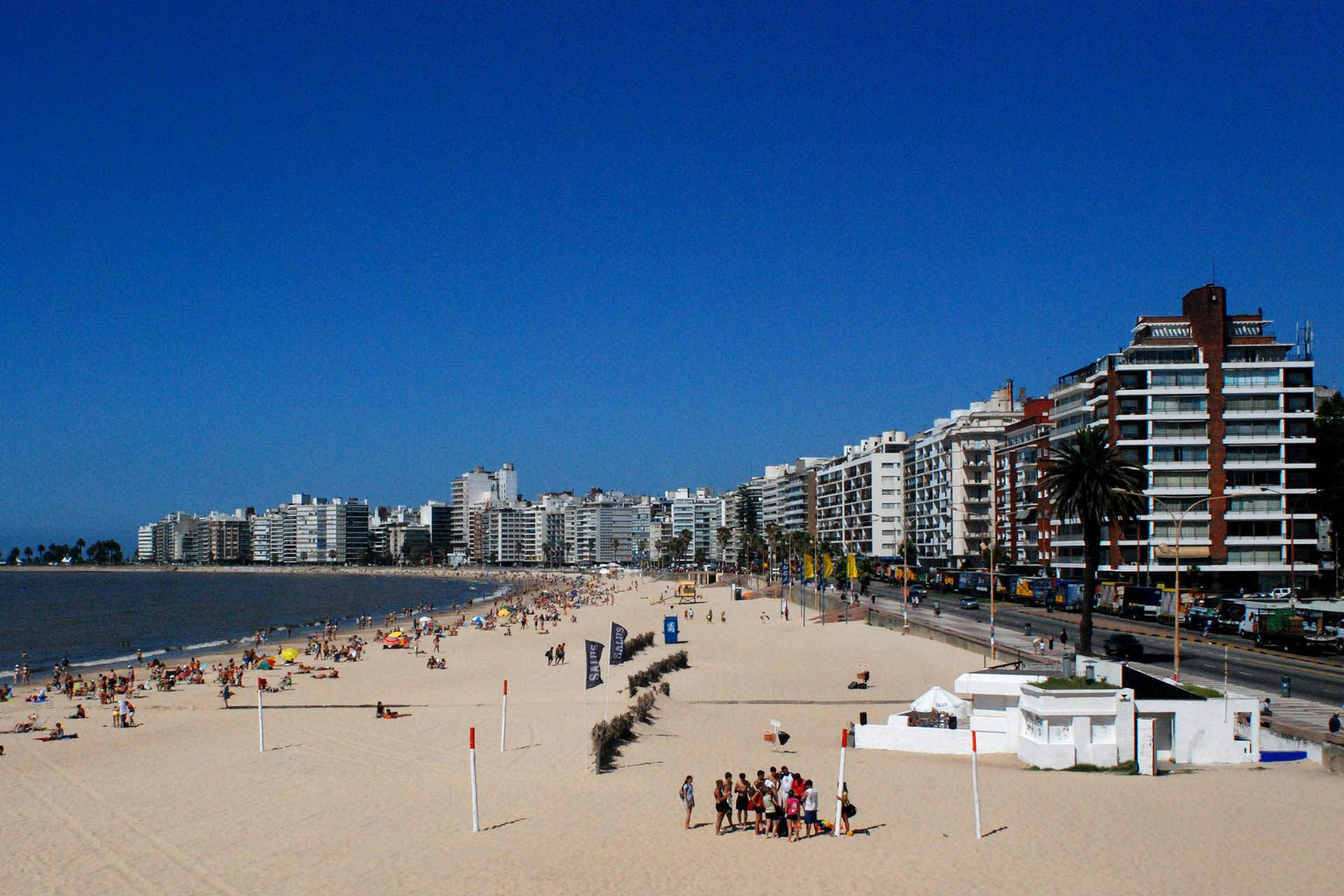 La playa de Montevideo en el barrio de Pocitos, donde está la concentración demográfica más alta de la capital de Uruguay. (Crédito: Intendencia de Montevideo).