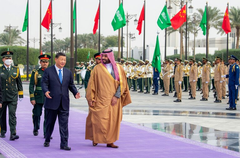 Crown Prince Mohammed bin Salman of Saudi Arabia welcoming the Chinese leader, Xi Jinping, in Riyadh on Thursday.