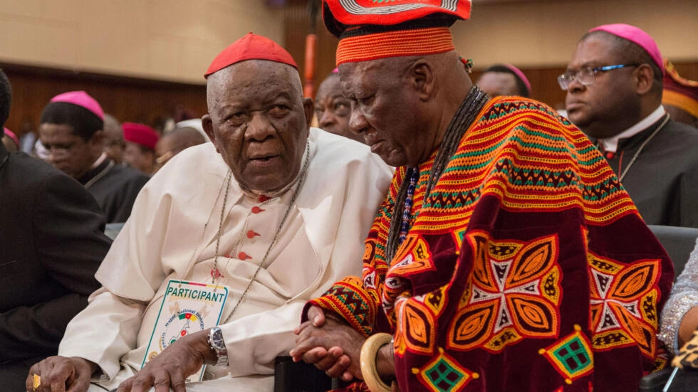 Le cardinal Christian Wiyghan Tumi (g.) s'entretient avec le vétéran de l'opposition camerounaise John Fru Ndi alors qu'ils assistent au Palais des congrès à la session d'ouverture du dialogue national convoqué par le président Biya, à Yaoundé, au Cameroun, le 30 septembre 2019.
