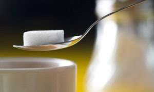 Избыток сахара не только вреден для зубов, но и повышает опасность ожирения.