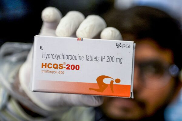 Một dược sĩ trưng bày một hộp viên nén hydroxychloroquine (HCQ) trong cửa hàng của mình ở Hyderabad, Ấn Độ, vào ngày 28 tháng 4 năm 2020. (Noah Seelam / AFP qua Getty Images)