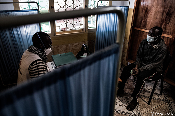 Un hombre pide ayuda al centro de atención a usuarios de drogas de MSF en el barrio de Mafalala, en Maputo, Mozambique.