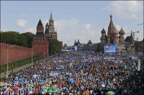 Miles de rusos celebran en la Plaza Roja el día del trabajador