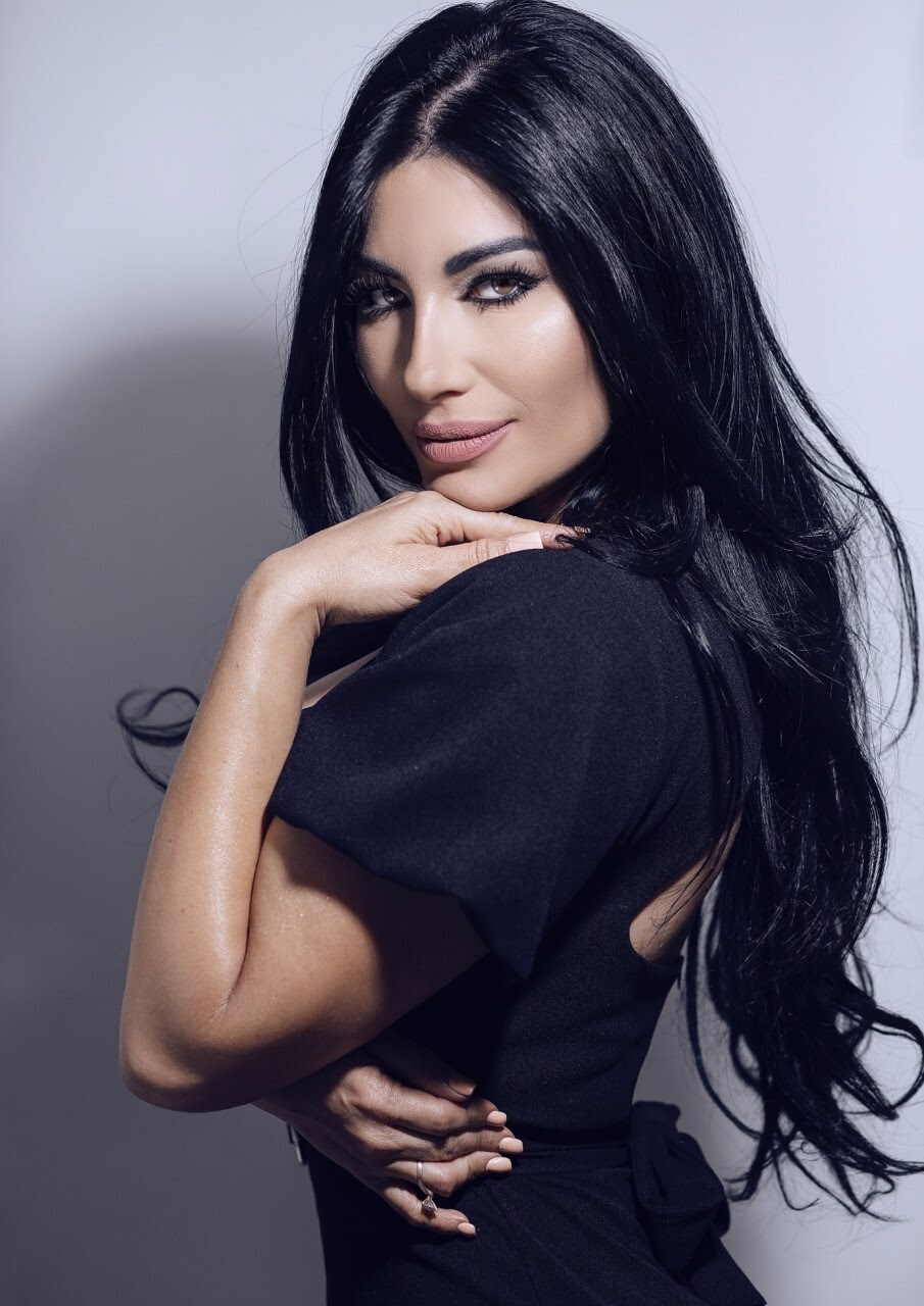 <strong><mark>HEYDY GONZALEZ, la actriz e influencer cubana que lo tiene todo esposa , madre, actriz, modelo , presentadora de televisión y ahora cantante.</mark></strong>