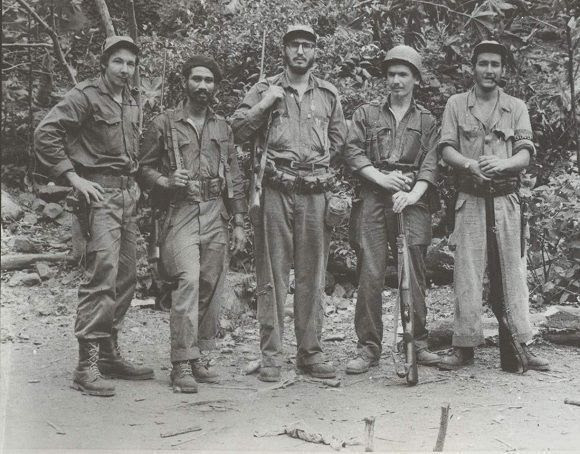Fidel en "El Hombrito", con Raúl, Juan Almeida, Ramiro Valdés y Ciro Redondo, mayo de 1957. Foto: Oficina de Asuntos Históricos del Consejo de Estado / Fidel Soldado de las Ideas.