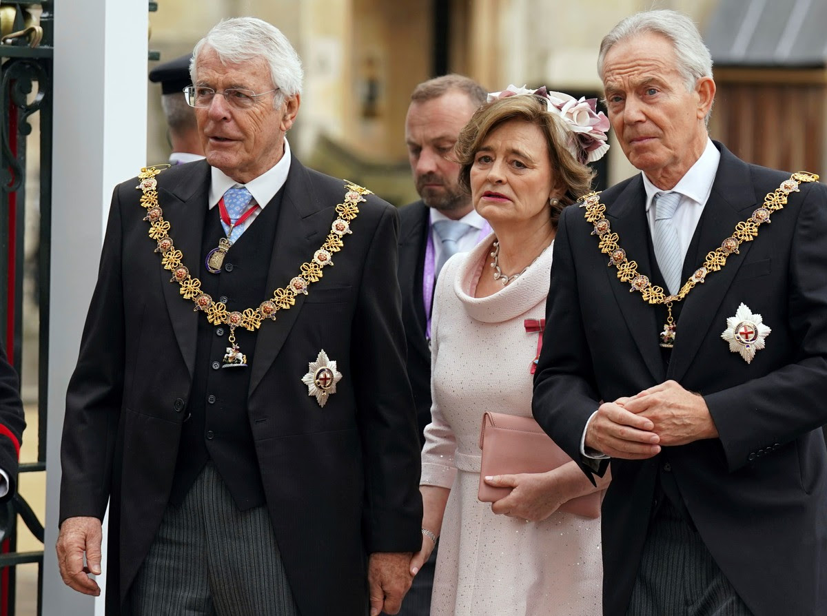 Cựu Thủ tướng John Major và Tony Blair cùng phu nhân Cherie đến Tu viện Westminster.  (Andrew Milligan/Pool qua AP)